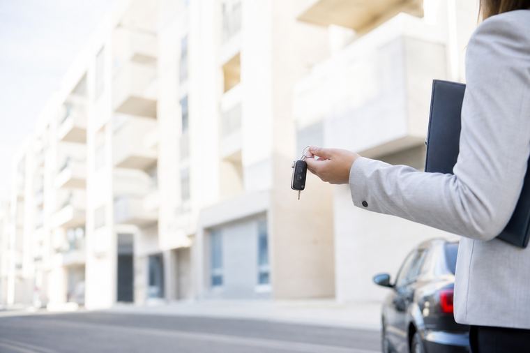 Automobili parcheggiate lungo una via residenziale davanti a case unifamiliari